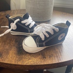 infant black  converse sneakers size 2: